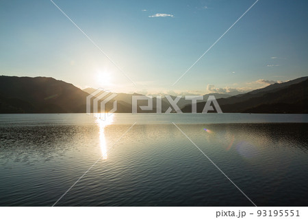 ネパール ポカラのレイクサイドからのペワ湖の風景と山々と夕日 ネパール ポカラのレイクサイドからのペワ湖の風景と山々と夕日 93195551