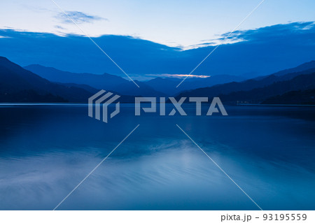 ネパール　ポカラのレイクサイドからの夕暮れ時のペワ湖の風景と山々 93195559
