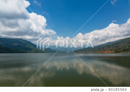 ネパール ポカラのレイクサイドからのペワ湖の風景と山々 ネパール ポカラのレイクサイドからのペワ湖の風景と山々 93195563