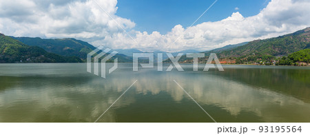 ネパール ポカラのレイクサイドからのペワ湖の風景と山々 ネパール ポカラのレイクサイドからのペワ湖の風景と山々 93195564