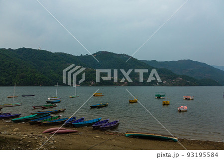 ネパール ポカラのレイクサイドからのペワ湖の風景 ネパール ポカラのレイクサイドからのペワ湖の風景 93195584