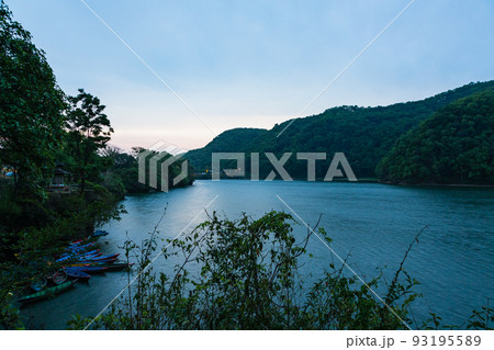 ネパール　夕暮れ時のポカラのダムサイドのペワ湖の風景 93195589