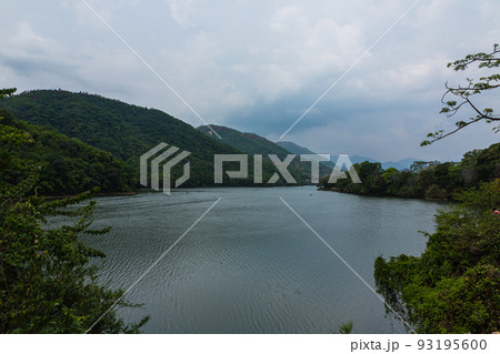 ネパール ポカラのダムサイドのペワ湖の風景 ネパール ポカラのダムサイドのペワ湖の風景 93195600