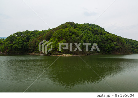 ネパール ポカラのダムサイドのペワ湖の風景 ネパール ポカラのダムサイドのペワ湖の風景 93195604