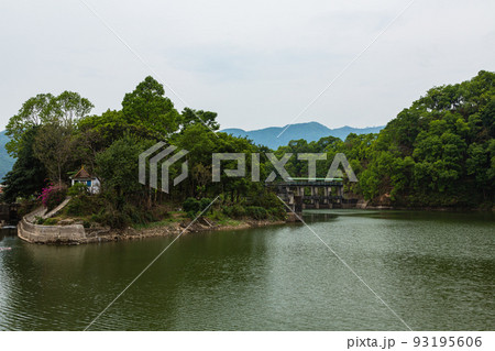 ネパール ポカラのダムサイドのペワ湖の風景 ネパール ポカラのダムサイドのペワ湖の風景 93195606