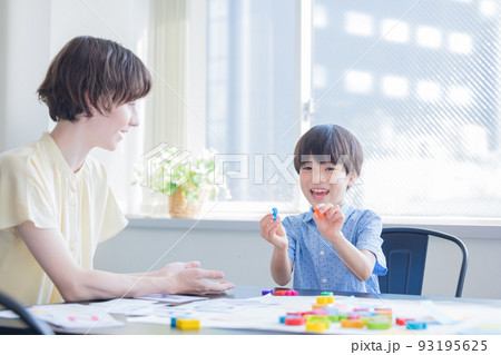 教育　英会話教室でレッスンを受ける子供 93195625