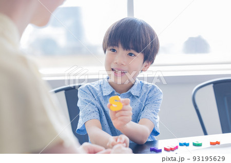 教育 英会話教室でレッスンを受ける子供 教育 英会話教室でレッスンを受ける子供 93195629