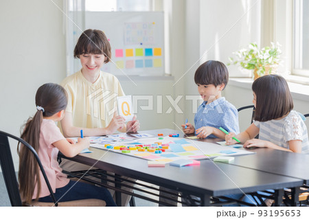 教育 英会話教室でレッスンを受ける子供とネイティブ講師 教育 英会話教室でレッスンを受ける子供とネイティブ講師 93195653
