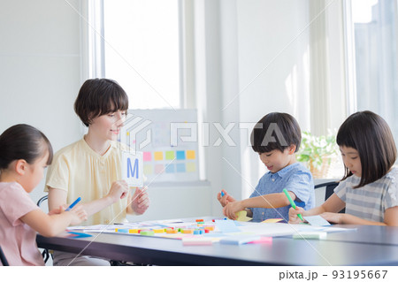 教育　英会話教室でレッスンを受ける子供とネイティブ講師 93195667