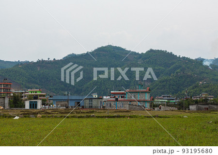 ネパール　ポカラ近郊の民家と田園風景 93195680