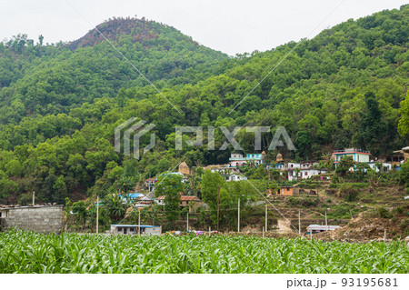 ネパール　ポカラ近郊の民家と田舎の風景 93195681