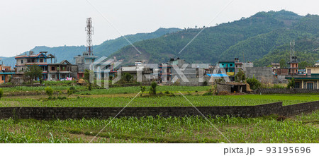ネパール　ポカラ近郊の民家と田舎の風景 93195696