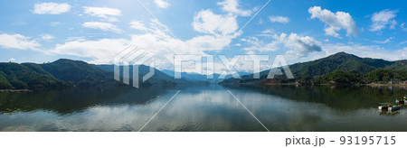 ネパール　ポカラのレイクサイドからのペワ湖の風景と山々 93195715