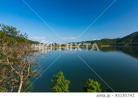 ネパール ポカラのペワ湖のレイクサイドの風景 ネパール ポカラのペワ湖のレイクサイドの風景 93195742