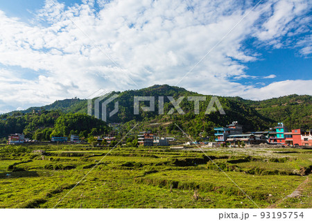 ネパール　ポカラの郊外の風景 93195754