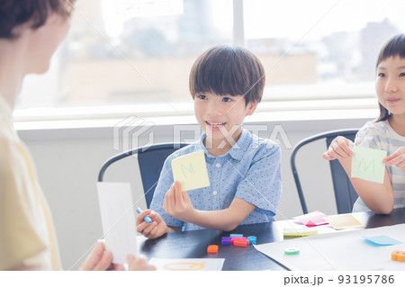 教育 英会話教室でレッスンを受ける子供 教育 英会話教室でレッスンを受ける子供 93195786
