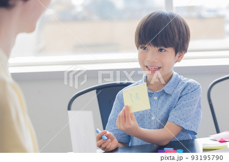 教育 英会話教室でレッスンを受ける子供 教育 英会話教室でレッスンを受ける子供 93195790