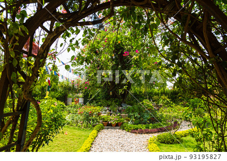 ネパール 仏陀の生誕地ルンビニのルンビニ・ガーデン内にあるオールド釈迦寺院 ネパール 仏陀の生誕地ルンビニのルンビニ・ガーデン内にあるオールド釈迦寺院 93195827