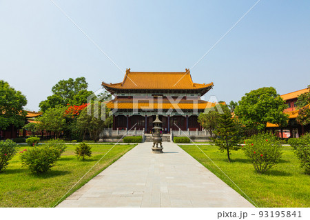 ネパール　仏陀の生誕地ルンビニのルンビニ・ガーデン内にある中華寺 93195841