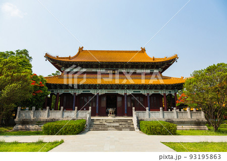 ネパール　仏陀の生誕地ルンビニのルンビニ・ガーデン内にある中華寺 93195863