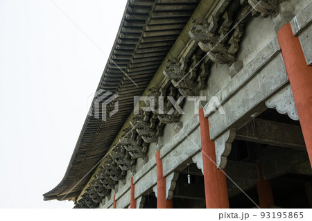 ネパール　仏陀の生誕地ルンビニのルンビニ・ガーデン内にある韓国寺 93195865