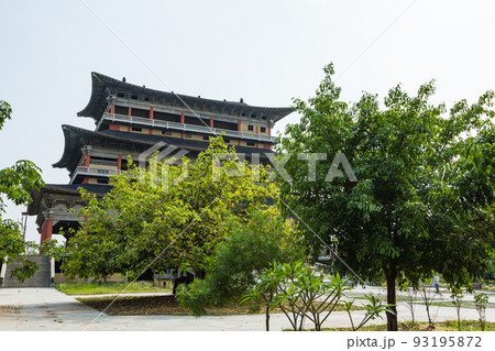 ネパール　仏陀の生誕地ルンビニのルンビニ・ガーデン内にある韓国寺 93195872