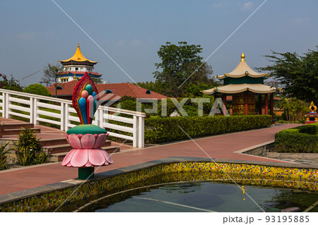 ネパール　仏陀の生誕地ルンビニのルンビニ・ガーデン内にあるドイツ寺院から見えるフランス寺院.. 93195885