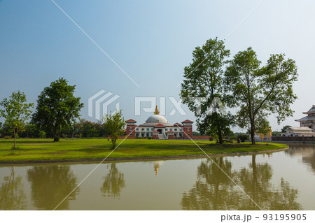 ネパール 仏陀の生誕地ルンビニのルンビニ・ガーデン内にあるネパール・マハヤナ修道院 ネパール 仏陀の生誕地ルンビニのルンビニ・ガーデン内にあるネパール・マハヤナ修道院 93195905