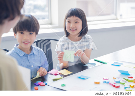 教育　英会話教室でレッスンを受ける子供 93195934