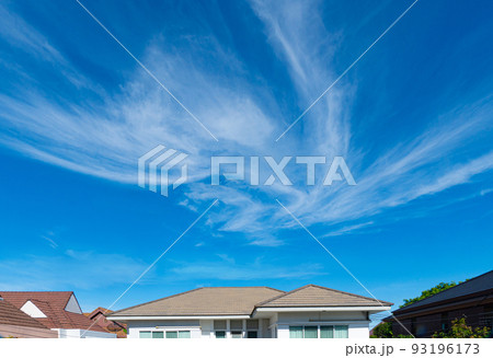 The roof of the house is in the weather 93196173