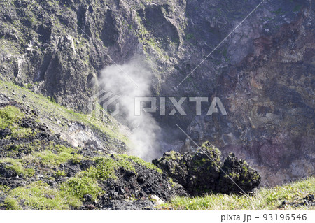 三原山 噴火口からの湯気 93196546