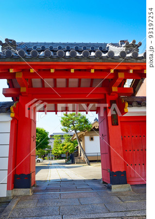 京都 六道珍皇寺の山門　 93197254