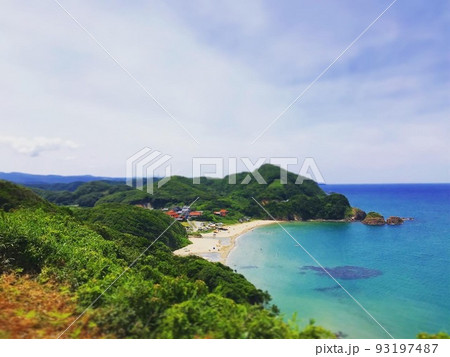 青い海と晴れ空と広がる緑 青い海と晴れ空と広がる緑 93197487
