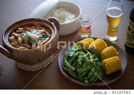 熱々の純豆腐チゲ、ライス、とうもろこし、えだ豆、ビール 熱々の純豆腐チゲ、ライス、とうもろこし、えだ豆、ビール 93197493