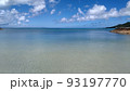 南国沖縄の青い海と晴れた空・白い雲 93197770