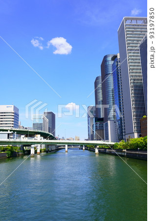堂島川と中之島のオフィスビルと阪神高速11号池田線（大阪市北区） 93197850