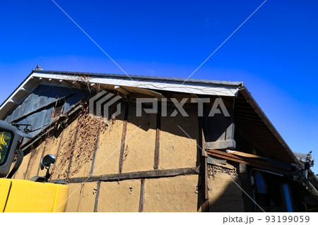 住宅の解体工事現場と古い壁 93199059