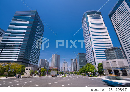 《東京都》豊洲の都市風景・オフィスビルとタワーマンション 《東京都》豊洲の都市風景・オフィスビルとタワーマンション 93199347