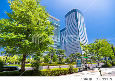 《東京都》豊洲の都市風景・オフィスビルの街並み 93199419