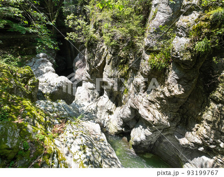 愛媛県砥部町　仙波渓谷の風景 93199767