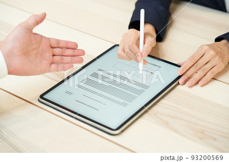 電子サインをする女性 93200569