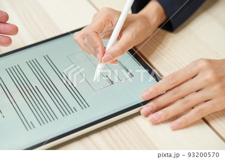 電子サインをする女性 93200570