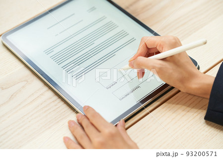 電子サインをする女性 電子サインをする女性 93200571