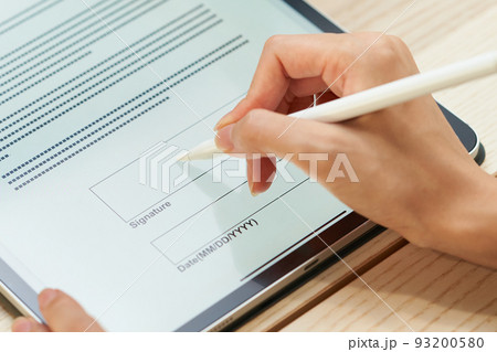 電子サインをする女性 93200580