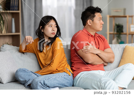 Young asian woman looking at her angry husband, home interior 93202156