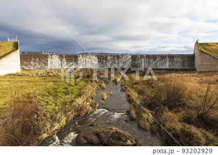 Water flowing over the wall at Lake Wallace in Wallerawang 93202929