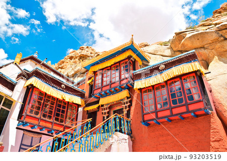 インド最北の秘境、ラダック地方のタクトク僧院 93203519