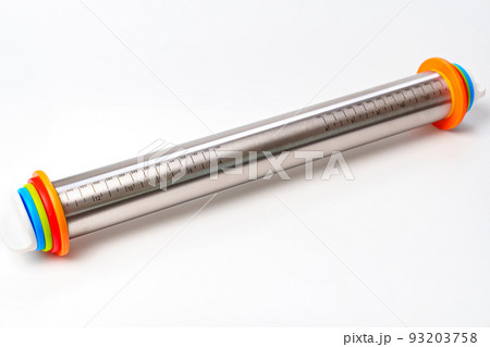 Metal rolling pin with thickness adjustment for rolling out the dough. 93203758