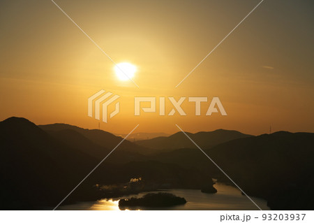 《岡山県》瀬戸内海国立公園 夕立受山から見る夕日 《岡山県》瀬戸内海国立公園 夕立受山から見る夕日 93203937