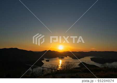 《岡山県》瀬戸内海国立公園 夕立受山から見る夕日 《岡山県》瀬戸内海国立公園 夕立受山から見る夕日 93204074